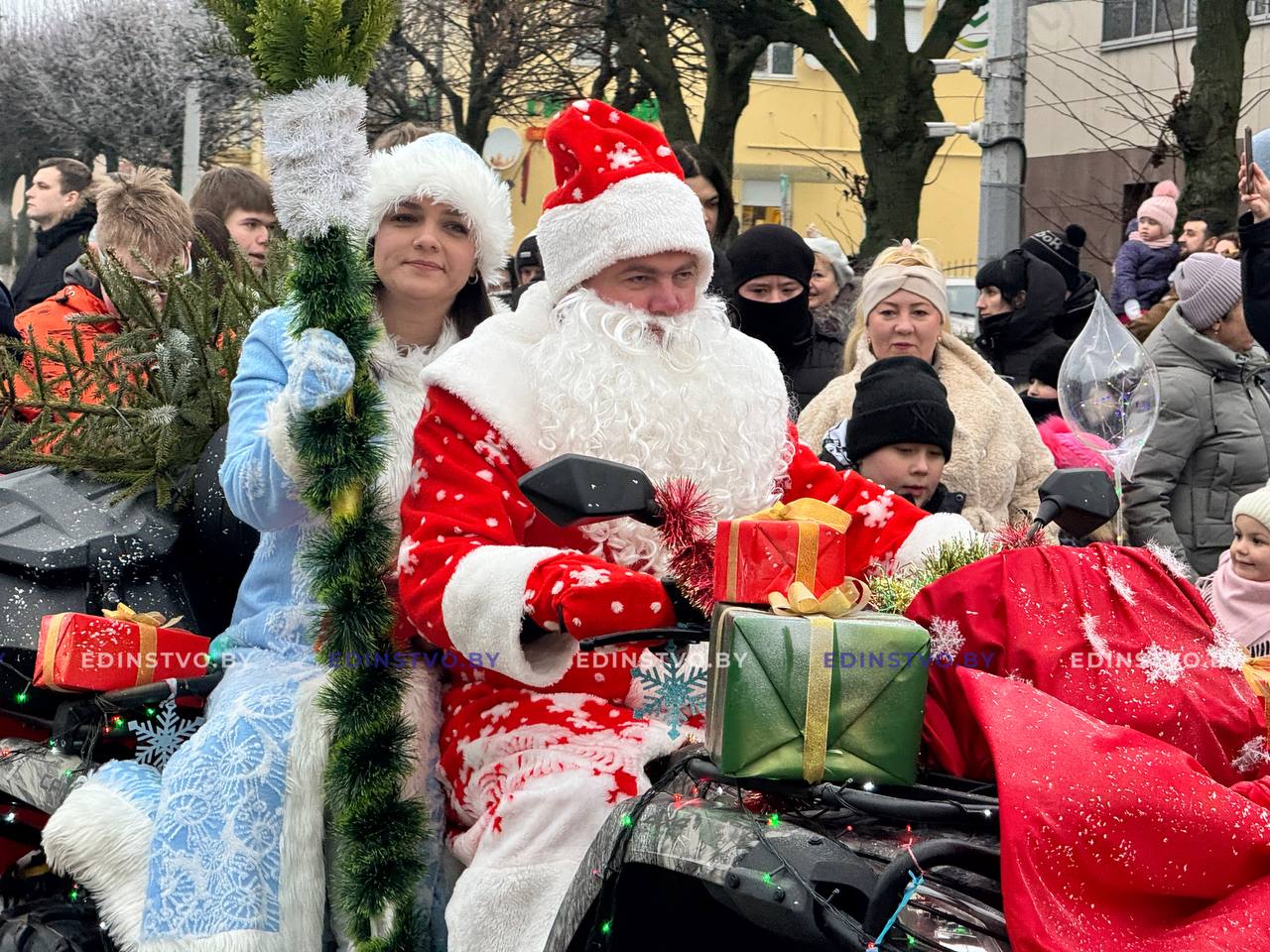 Без снега, но с хорошим настроением. Фоторепортаж с традиционного шествия ДедовМорозов и Снегурочек в Борисове 12 Без снега, но с хорошим настроением. Фоторепортаж с традиционного шествия ДедовМорозов и Снегурочек в Борисове
