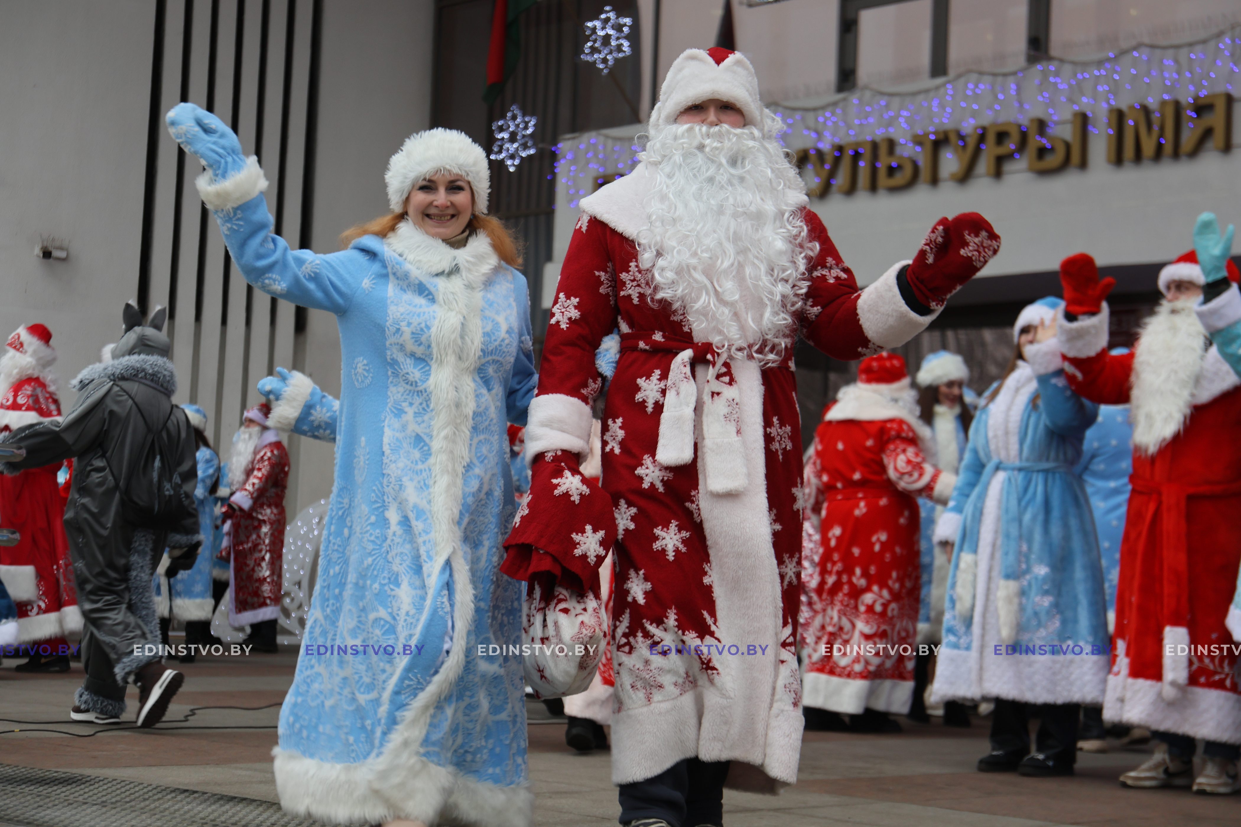 Без снега, но с хорошим настроением. Фоторепортаж с традиционного шествия ДедовМорозов и Снегурочек в Борисове 16 Без снега, но с хорошим настроением. Фоторепортаж с традиционного шествия ДедовМорозов и Снегурочек в Борисове