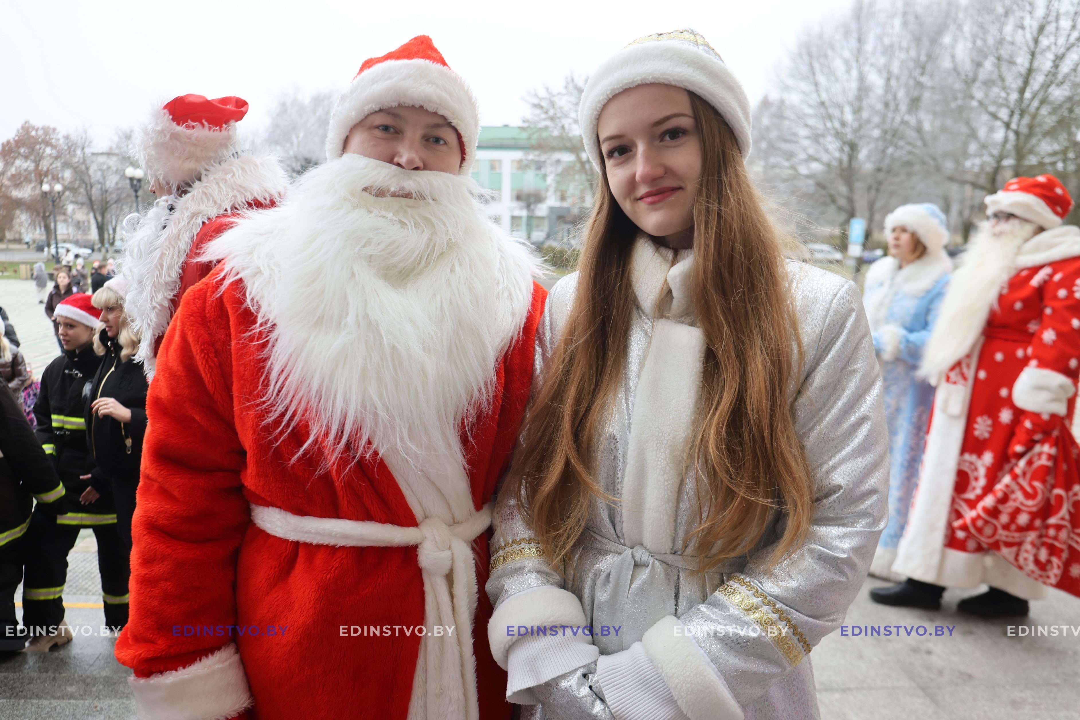 Без снега, но с хорошим настроением. Фоторепортаж с традиционного шествия ДедовМорозов и Снегурочек в Борисове 21 Без снега, но с хорошим настроением. Фоторепортаж с традиционного шествия ДедовМорозов и Снегурочек в Борисове