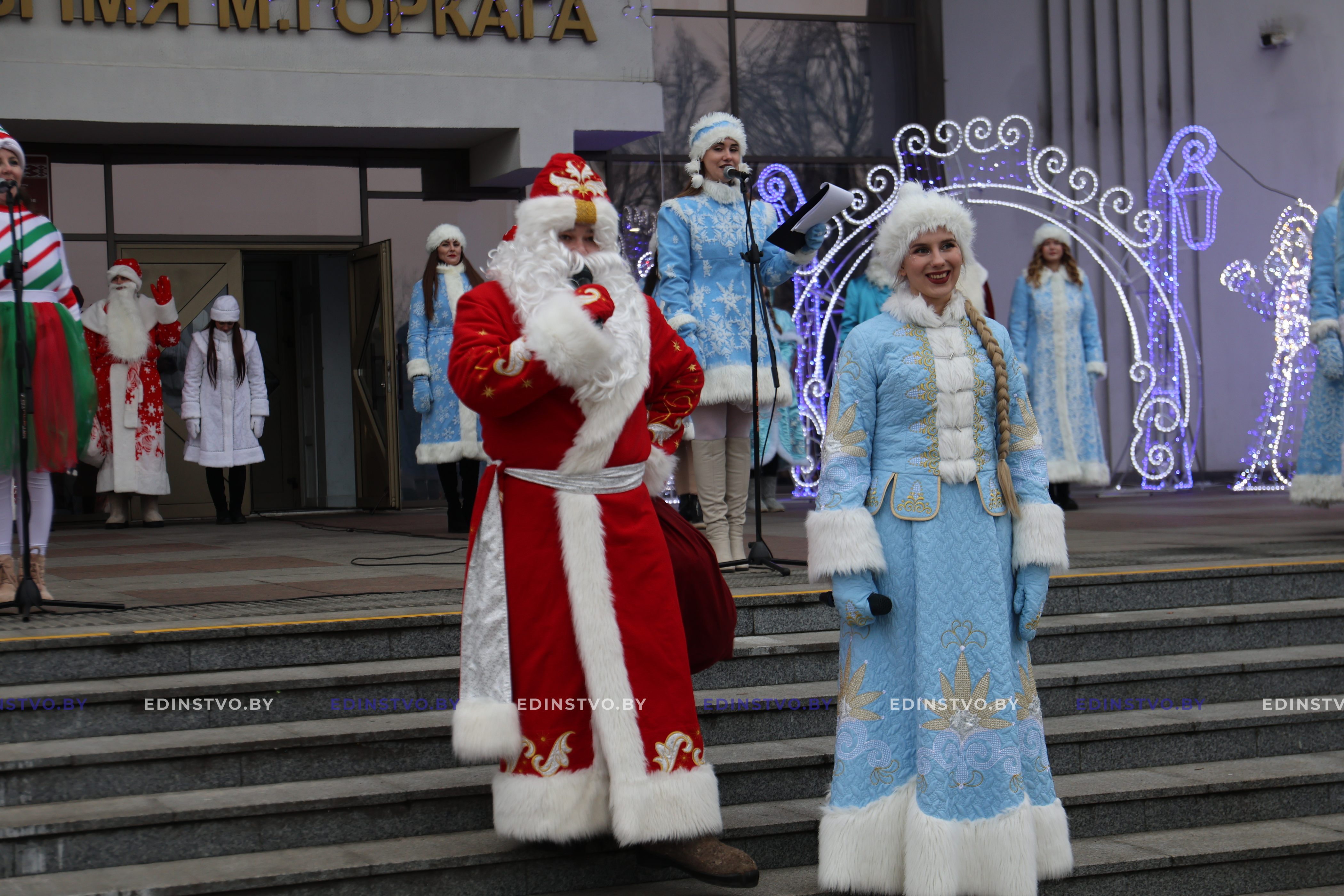 Без снега, но с хорошим настроением. Фоторепортаж с традиционного шествия ДедовМорозов и Снегурочек в Борисове 28 Без снега, но с хорошим настроением. Фоторепортаж с традиционного шествия ДедовМорозов и Снегурочек в Борисове
