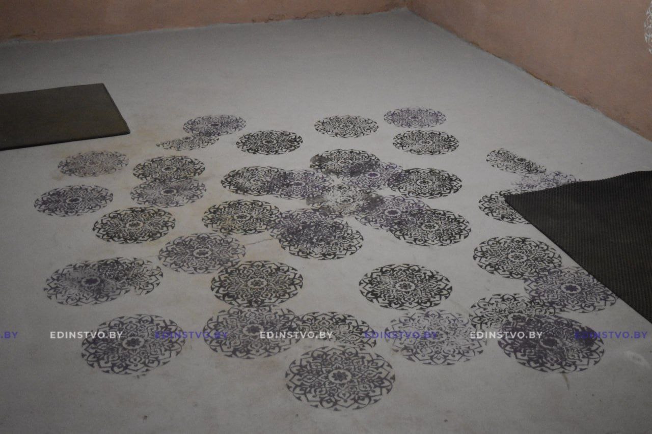 Галерея в подъезде: как преобразилось место общего пользования в четырехэтажкена проспекте в Борисове