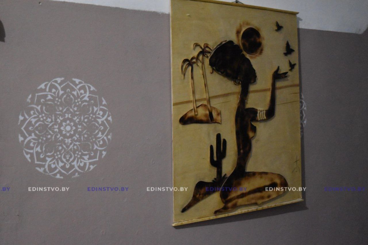 Галерея в подъезде: как преобразилось место общего пользования в четырехэтажкена проспекте в Борисове