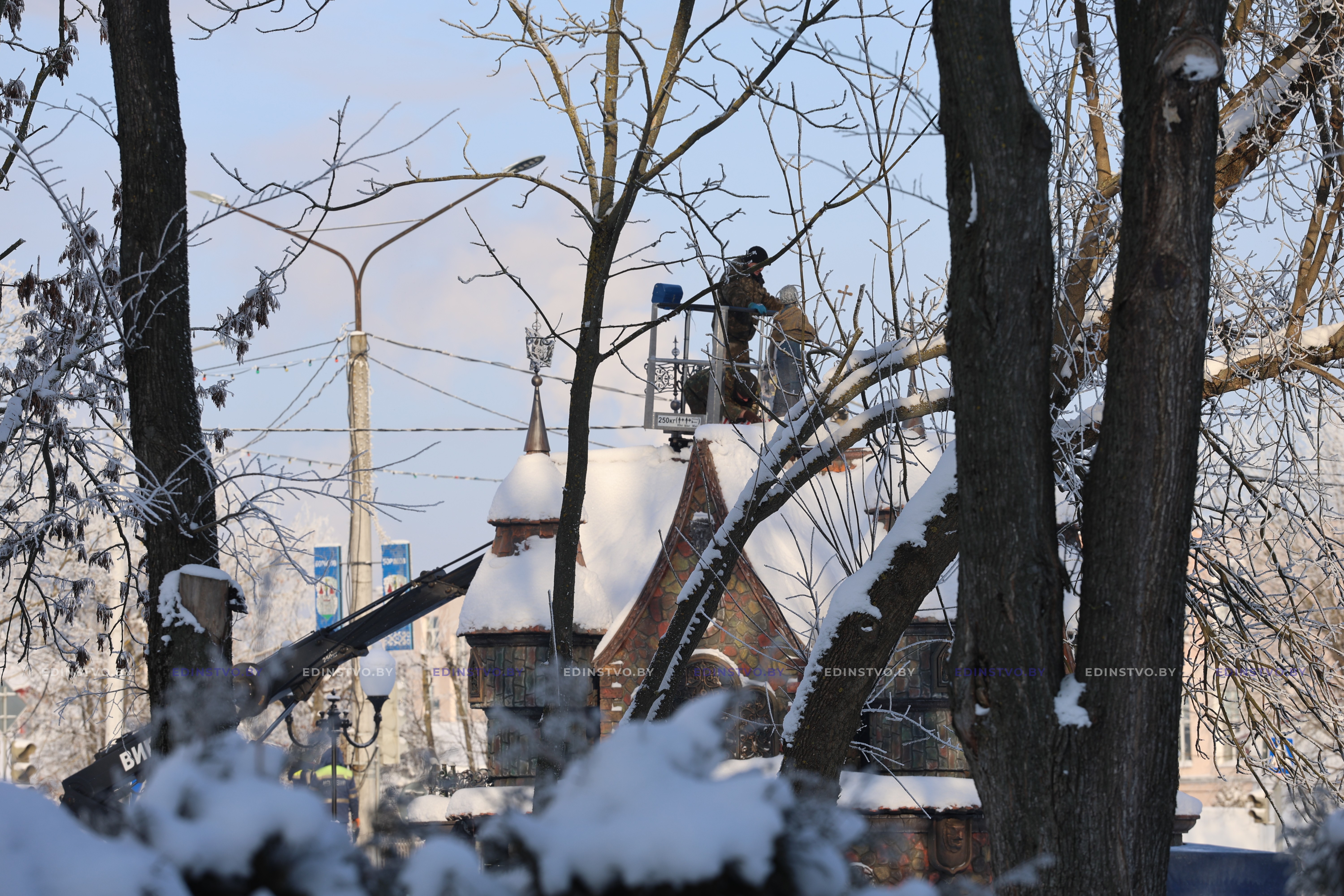 В Борисове завершается монтаж арт-объекта, стилизованного под герб города