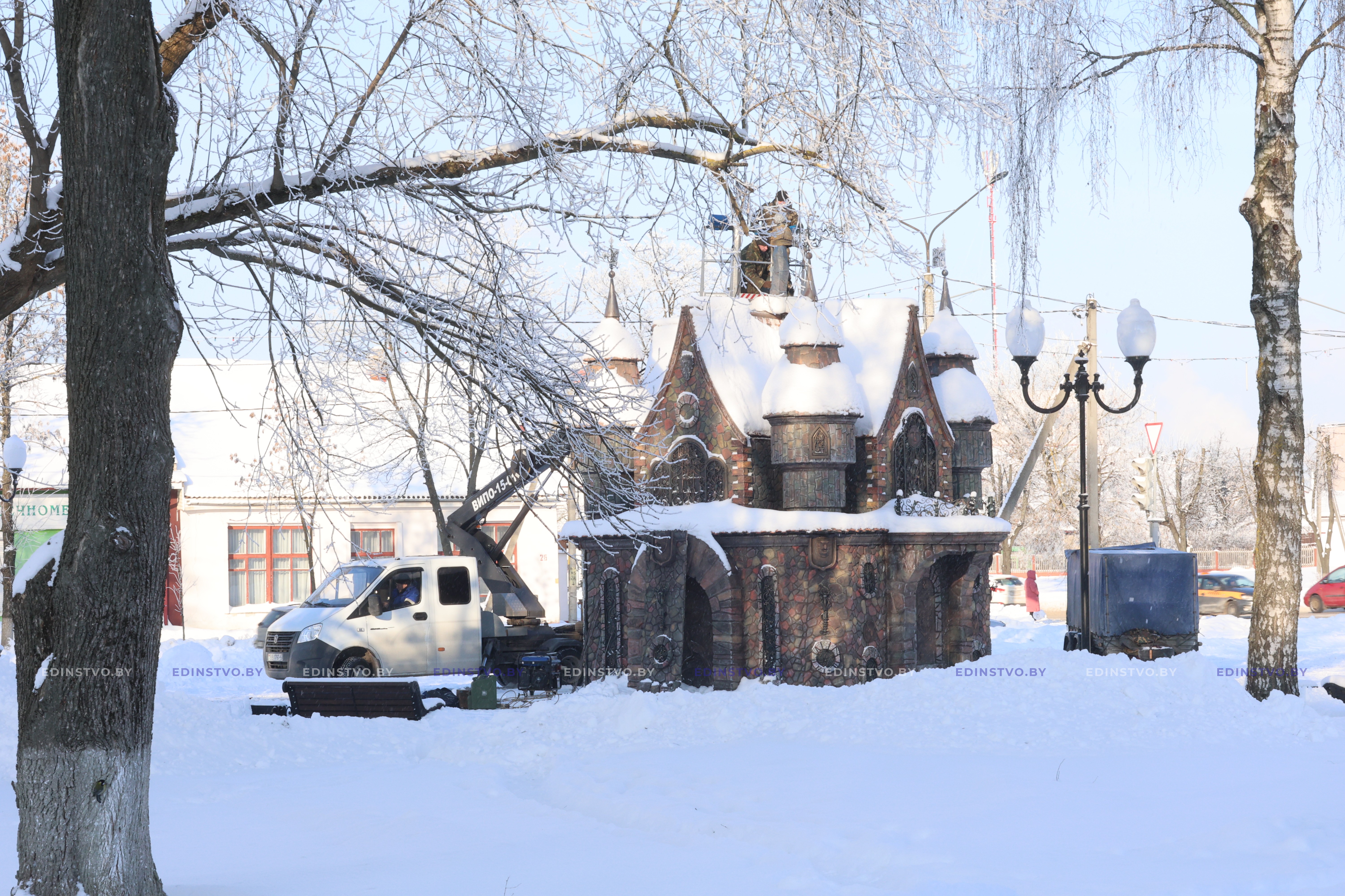 В Борисове завершается монтаж арт-объекта, стилизованного под герб города