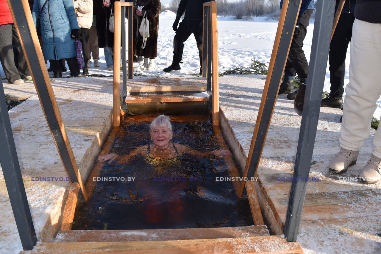 Мороз не страшен: Крещенские крестный ход, окунания и забег в Борисове