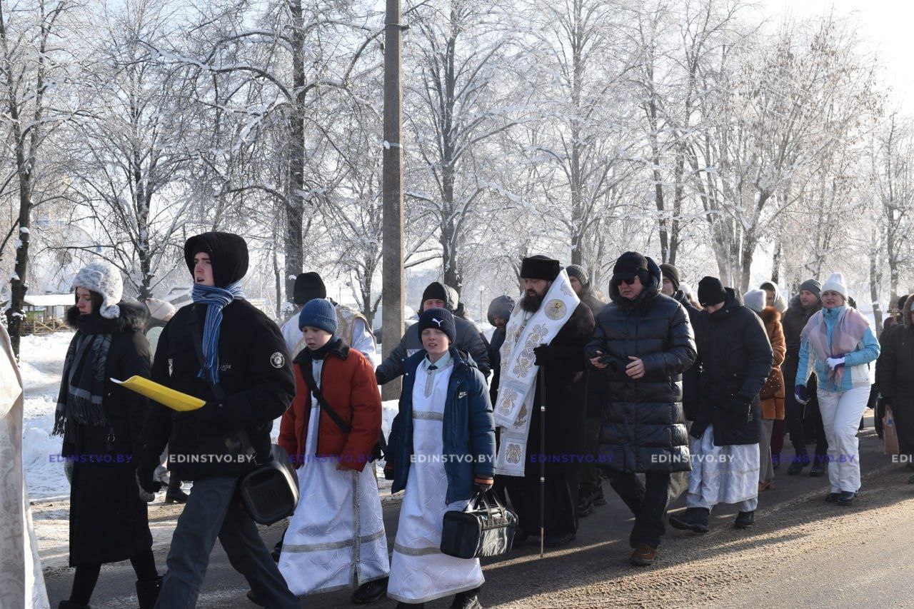 Мороз не страшен: Крещенские крестный ход, окунания и забег в Борисове