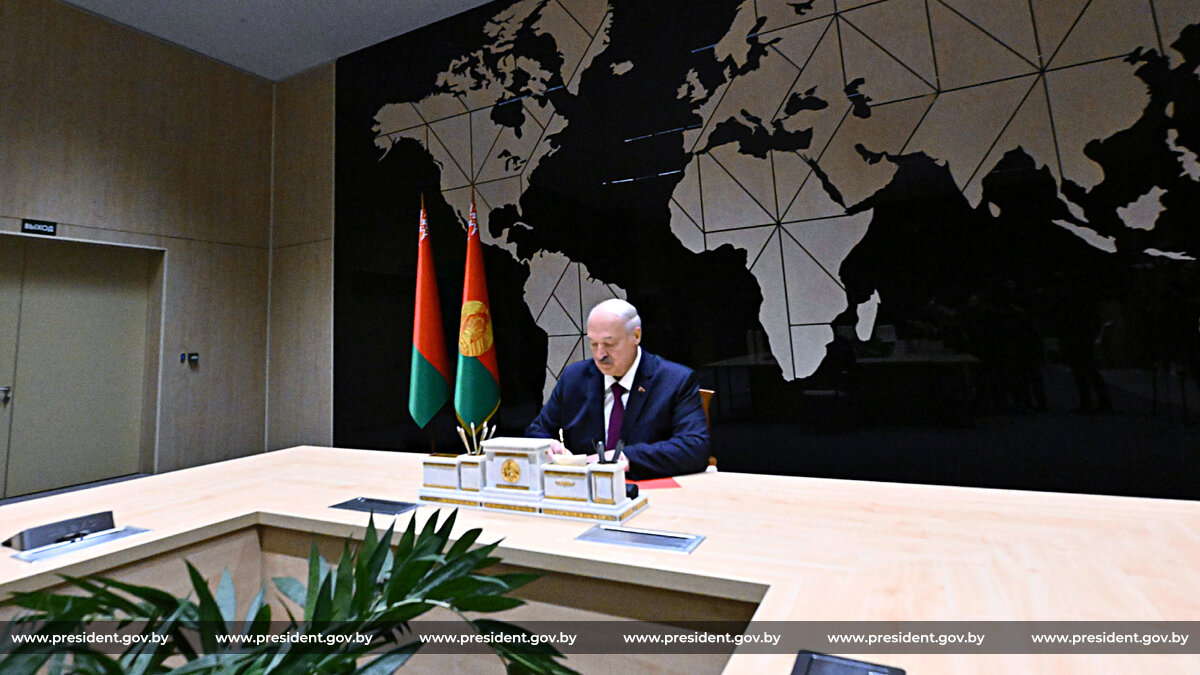 Александр Лукашенко заявил, что от имени Республики Беларусь подписал документ оприсоединении Беларуси к Совету Мира