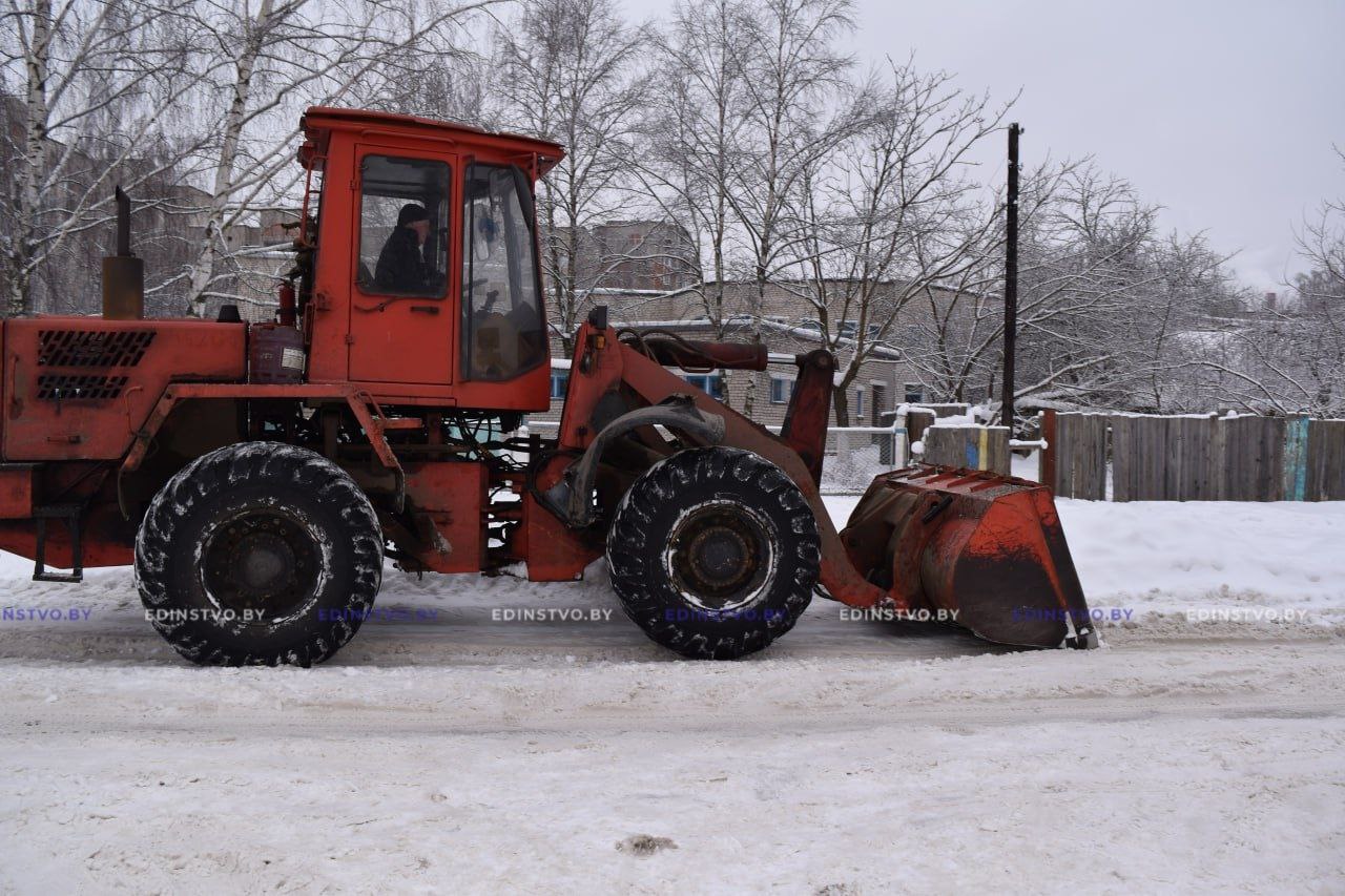 По следам «Амкодора» отправились оценить уборку снега в Борисове журналисты 7 По следам «Амкодора» отправились оценить уборку снега в Борисове журналисты