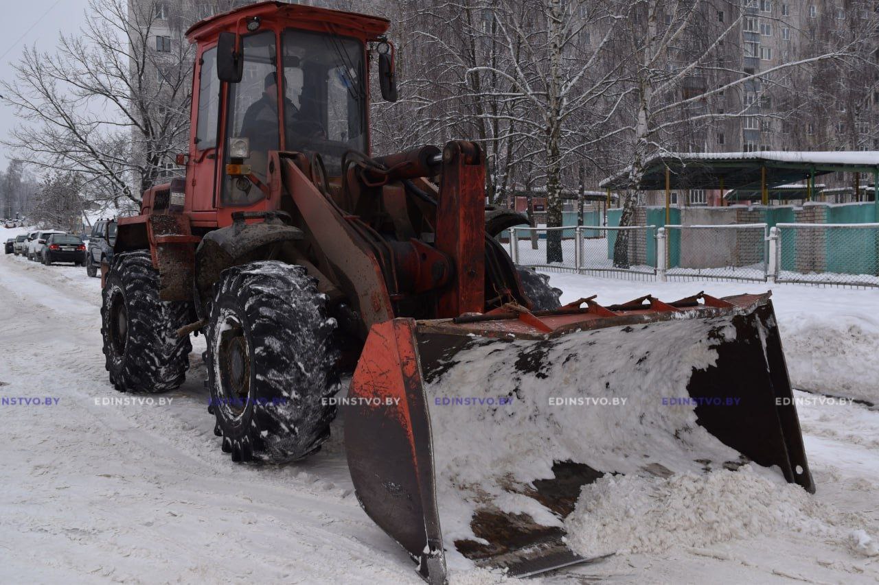 По следам «Амкодора» отправились оценить уборку снега в Борисове журналисты 8 По следам «Амкодора» отправились оценить уборку снега в Борисове журналисты