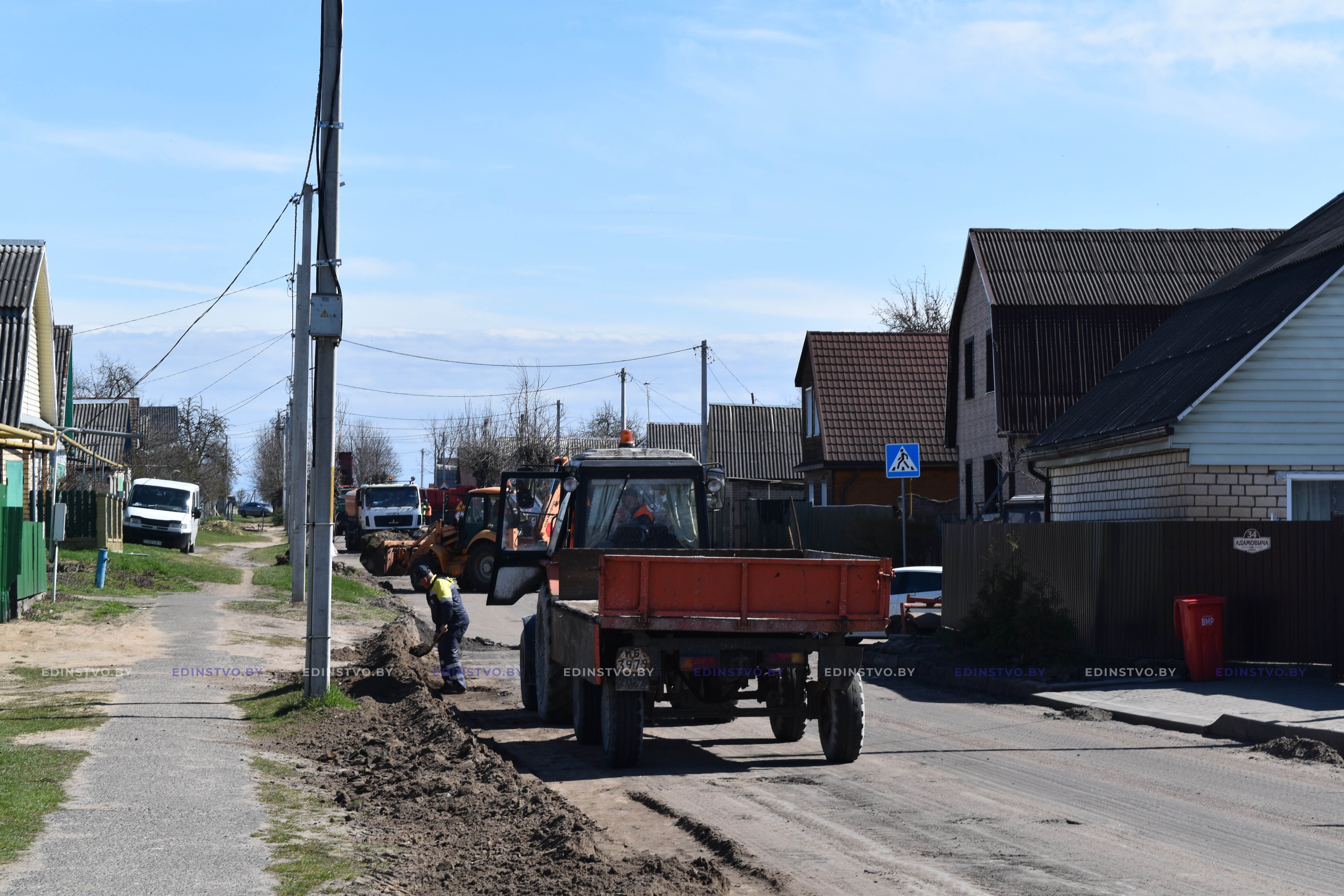 Фоторепортаж: укладка выравнивающего слоя асфальта на ул. Адамовича в Борисове 2 Фоторепортаж: укладка выравнивающего слоя асфальта на ул. Адамовича в Борисове