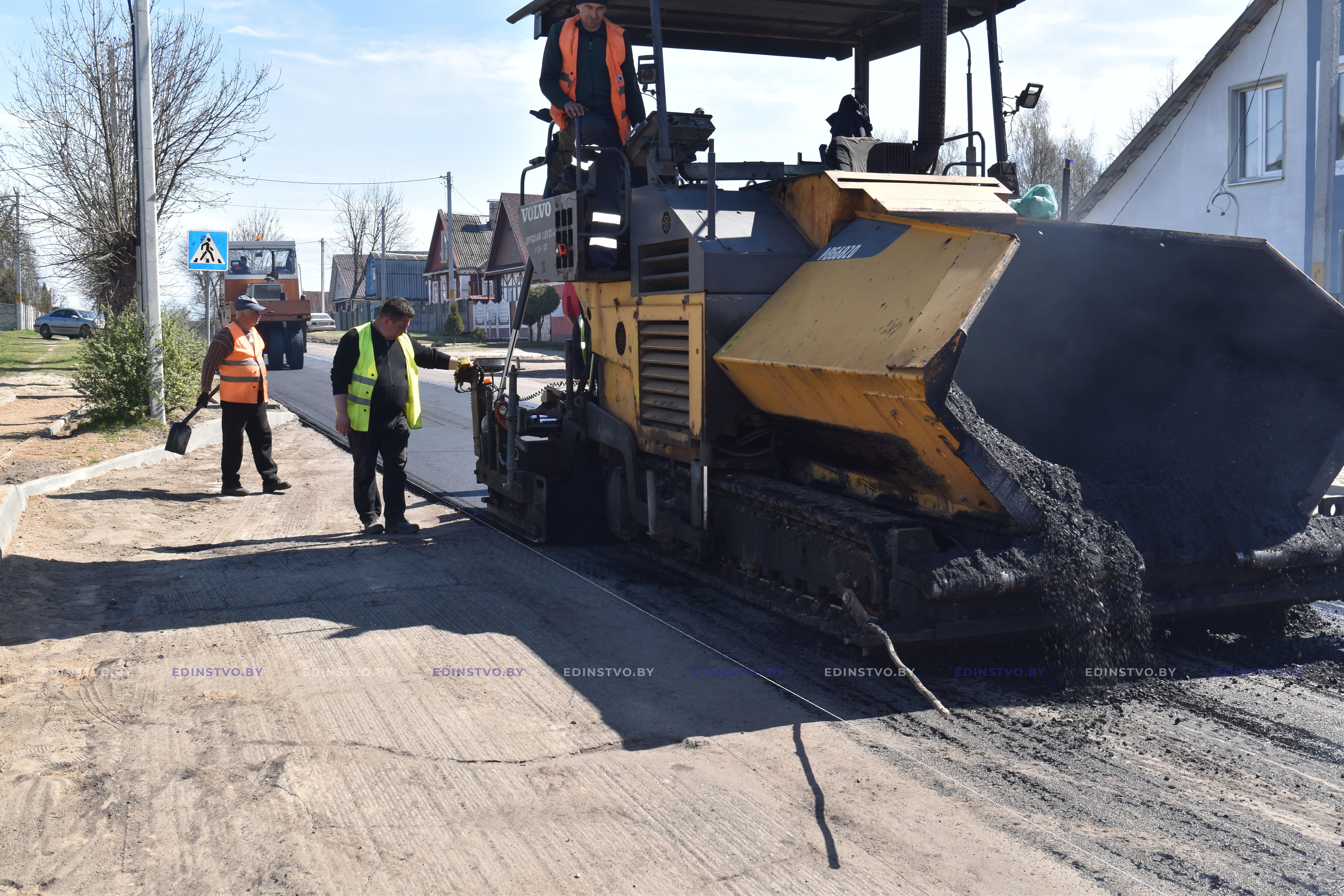 Фоторепортаж: укладка выравнивающего слоя асфальта на ул. Адамовича в Борисове 8 Фоторепортаж: укладка выравнивающего слоя асфальта на ул. Адамовича в Борисове