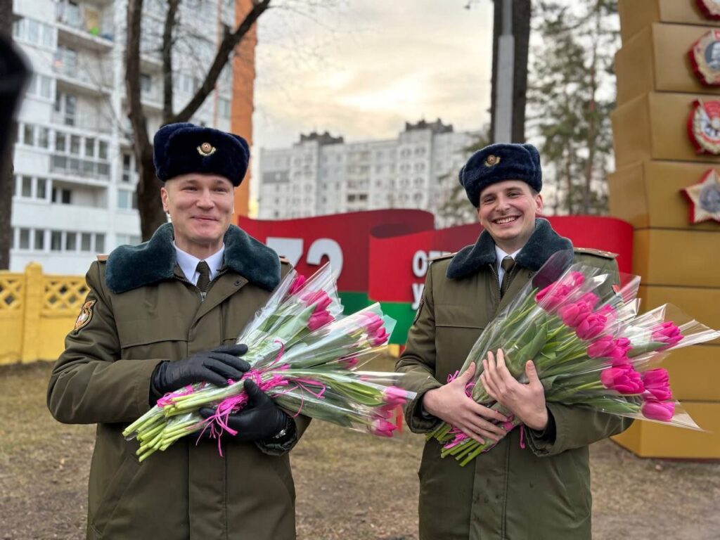 Фотофакт: в преддверии праздника 8 Марта военнослужащие 72 ОУЦ поздравили борисовчанок