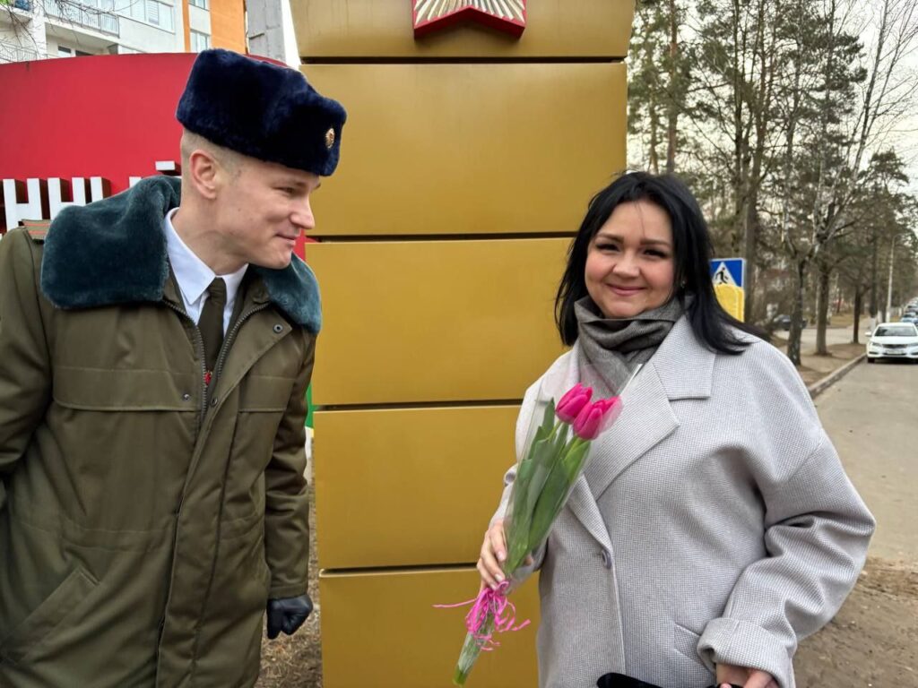 Фотофакт: в преддверии праздника 8 Марта военнослужащие 72 ОУЦ поздравили борисовчанок