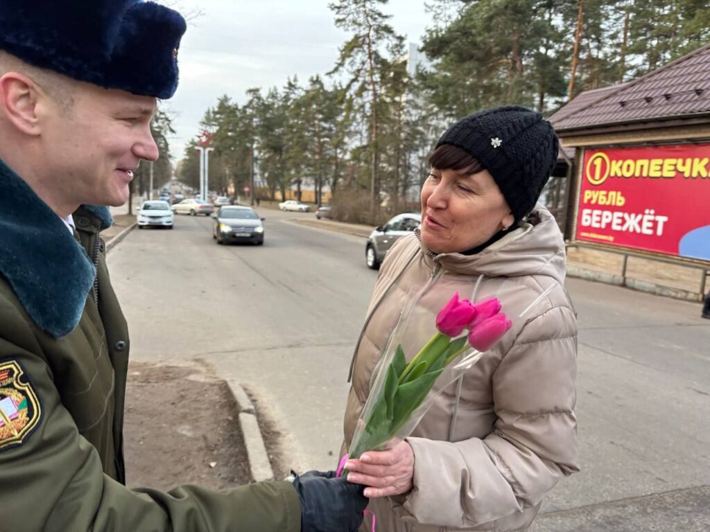 Фотофакт: в преддверии праздника 8 Марта военнослужащие 72 ОУЦ поздравили борисовчанок