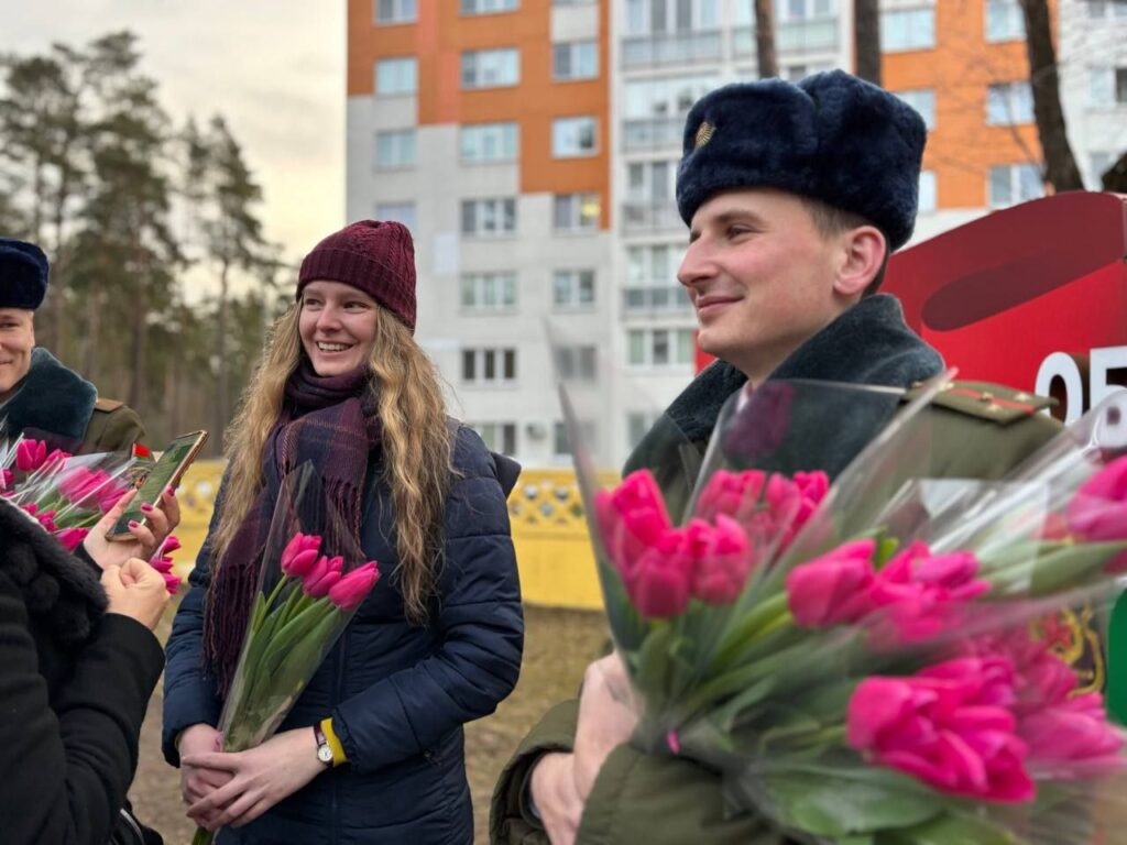 Фотофакт: в преддверии праздника 8 Марта военнослужащие 72 ОУЦ поздравили борисовчанок