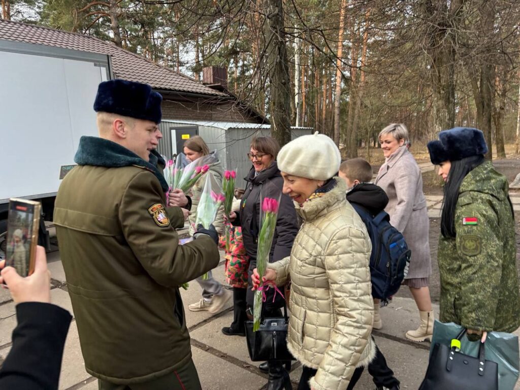 Фотофакт: в преддверии праздника 8 Марта военнослужащие 72 ОУЦ поздравили борисовчанок